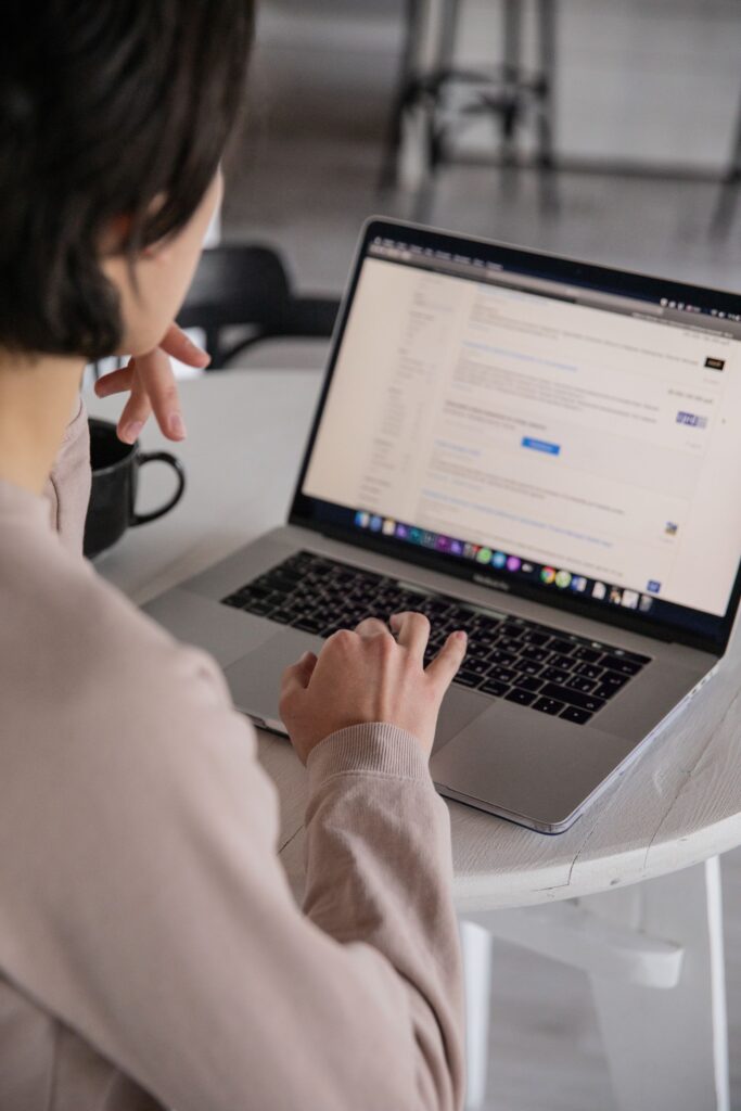 Une personne paramétrant une campagne Google Ads